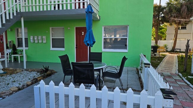 309 Avanda Ct, Unit 2 in Clearwater, FL - Foto de edificio - Building Photo