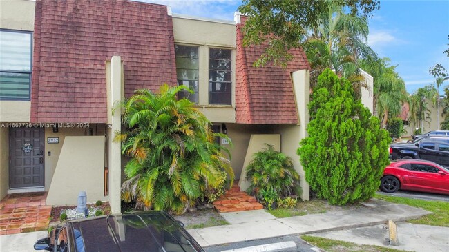 8934 Palm Tree Ln in Pembroke Pines, FL - Foto de edificio - Building Photo