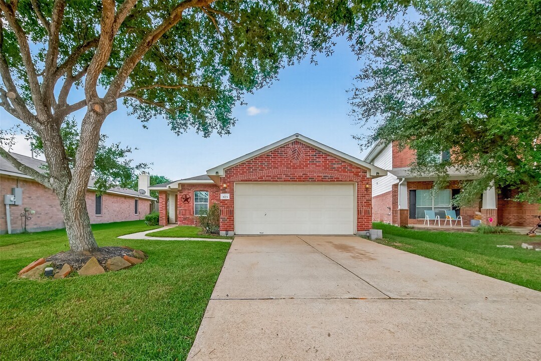 3123 Sun Terrace Ln in Dickinson, TX - Building Photo
