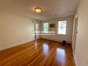 19 Roberts St, Unit 4 in Brookline, MA - Foto de edificio - Building Photo