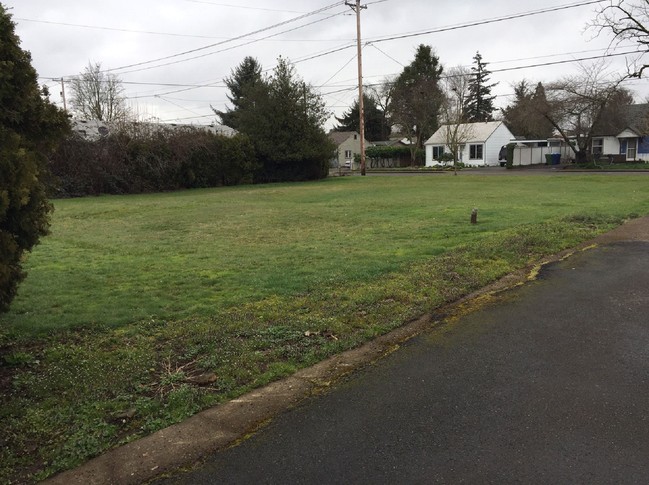 Ellis Court Apartments in Salem, OR - Building Photo - Building Photo