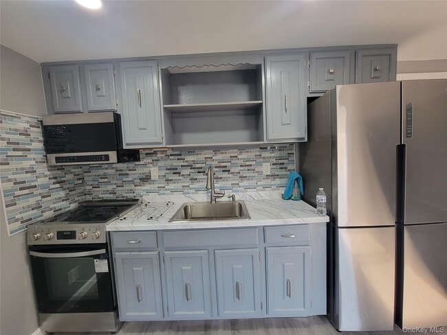 73 Longshore St in Bay Shore, NY - Building Photo - Building Photo