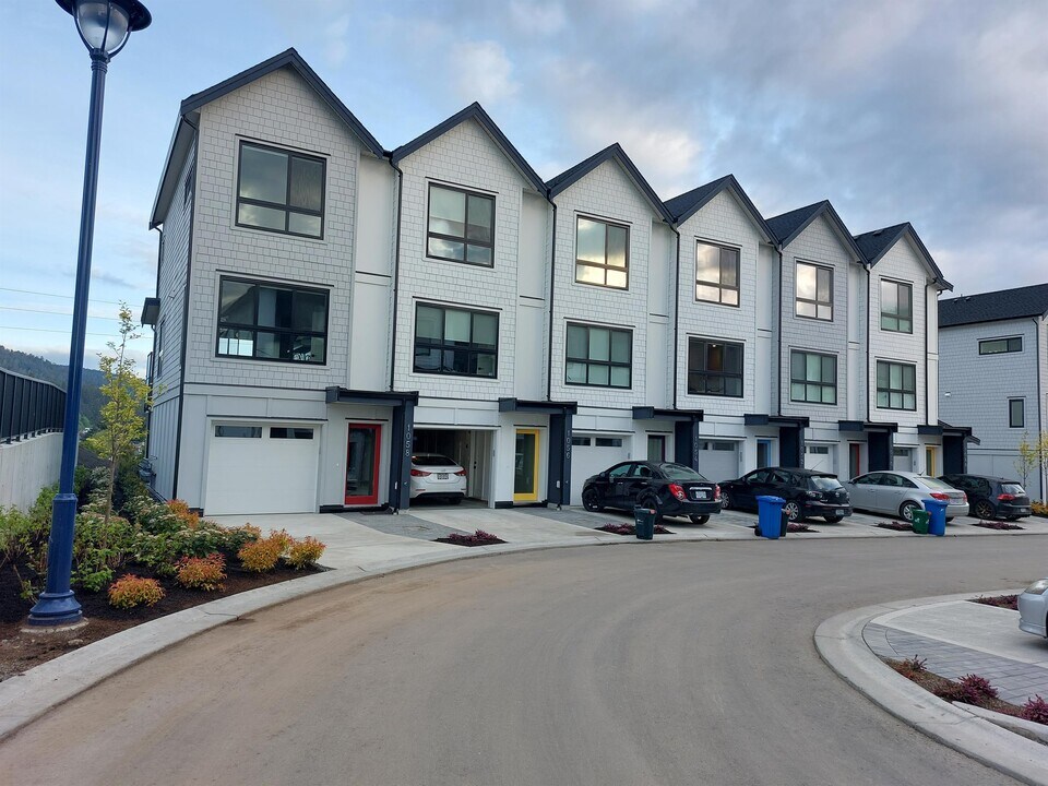 1052 Boxcar Cl in Langford, BC - Building Photo