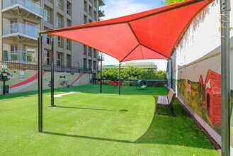 Skye at Bunker Hill in Los Angeles, CA - Foto de edificio - Building Photo