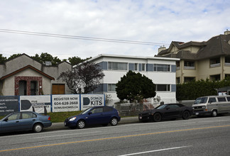 2425 W Broadway in Vancouver, BC - Building Photo - Building Photo