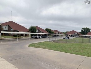 1723 Cimarron Trail in Wichita Falls, TX - Foto de edificio - Building Photo