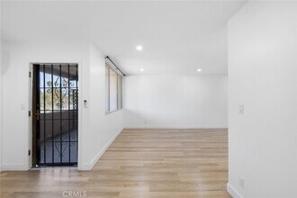 17000 Burbank Blvd, Unit 101 in Los Angeles, CA - Building Photo - Building Photo