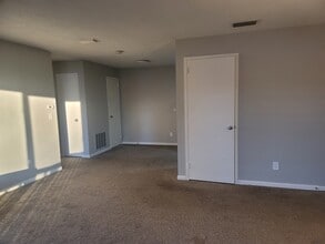 30 Thayer Pond Dr in Oxford, MA - Building Photo - Building Photo