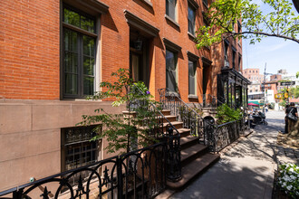 21 Perry St in New York, NY - Building Photo - Building Photo