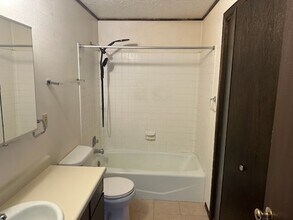 713 Miller Ct, Unit A in Rawlins, WY - Building Photo - Building Photo