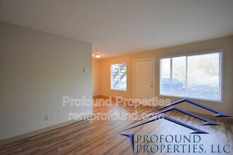 706 NE 99th Ave in Portland, OR - Building Photo - Building Photo