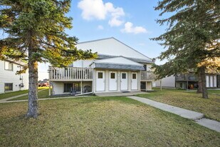 4817-4852 52 St in Olds, AB - Building Photo