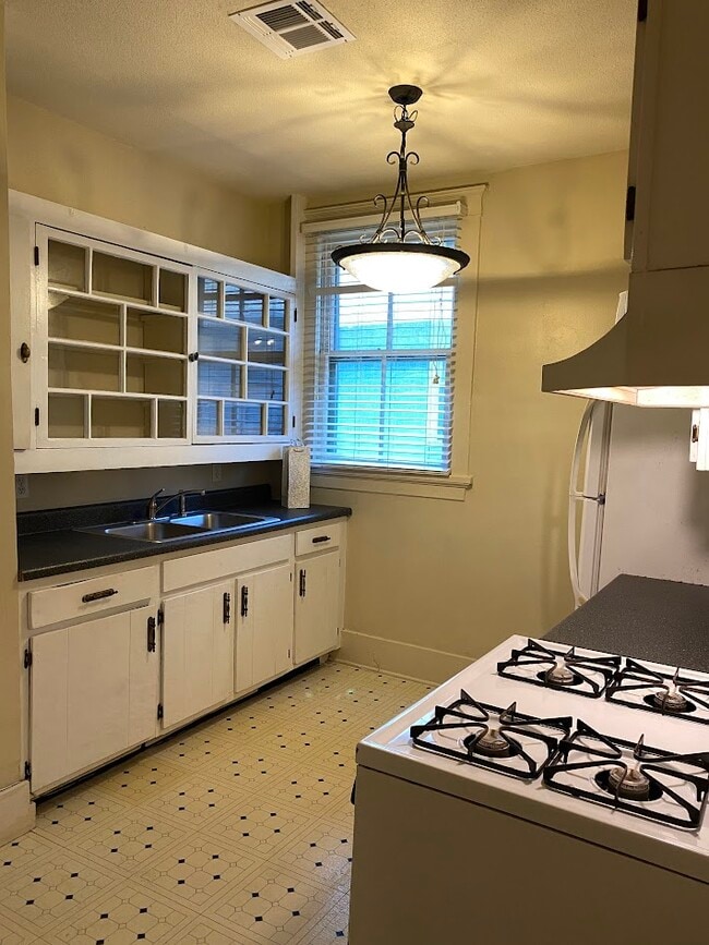 1822 Robert St, Unit Unit C in New Orleans, LA - Foto de edificio - Building Photo