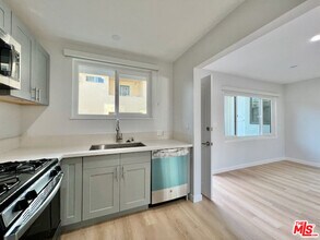 901 S Barrington Ave in Los Angeles, CA - Building Photo - Building Photo