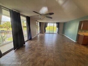 8922 Laguna Ln in Cape Canaveral, FL - Foto de edificio - Building Photo