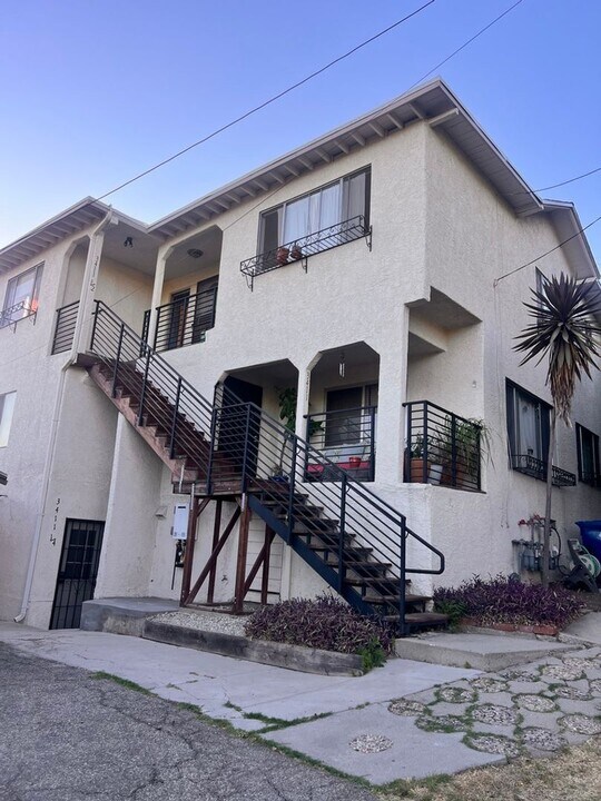3411 1/4 Glenalbyn Dr in Los Angeles, CA - Building Photo