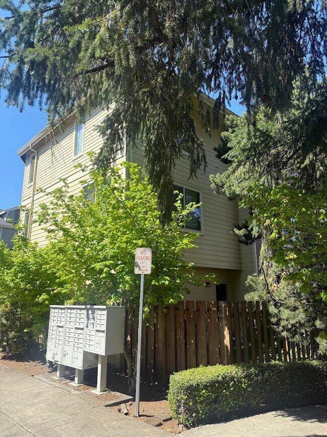 402 NE Patricia Ann Pl in Hillsboro, OR - Building Photo - Building Photo