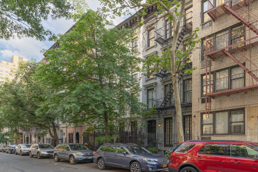 422 E 85th St in New York, NY - Foto de edificio