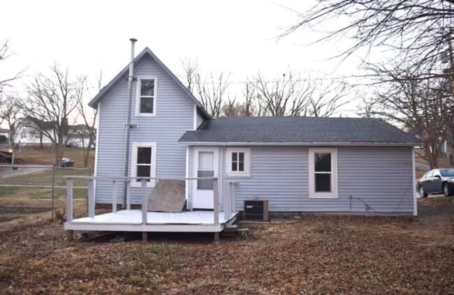 property at 207 S Maple Ave