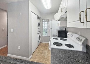 4831 Via Palm Lks, Unit 1201 in West Palm Beach, FL - Foto de edificio - Building Photo