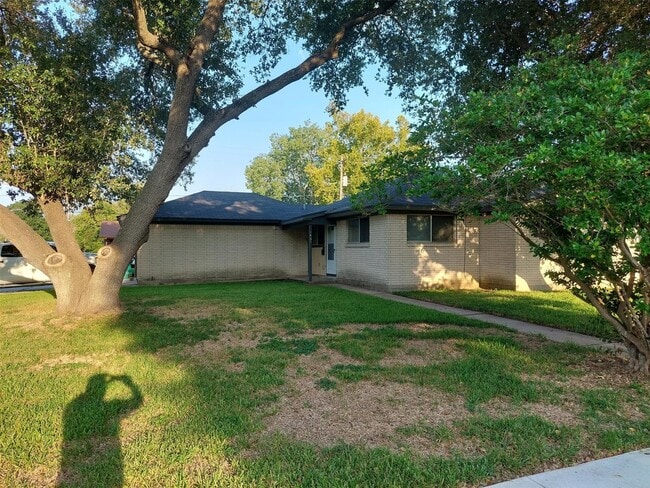 1401 Glenmore Dr in Pasadena, TX - Building Photo - Building Photo
