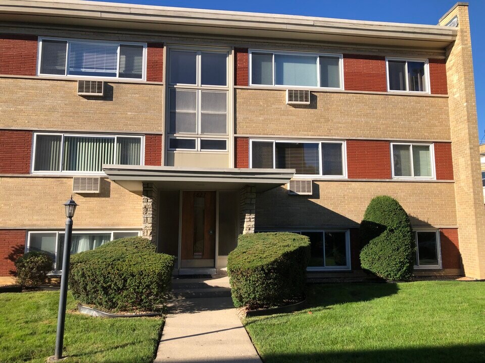 6827 W Raven St in Chicago, IL - Foto de edificio