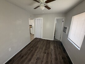 3927 Crystal Springs Rd in Zephyrhills, FL - Building Photo