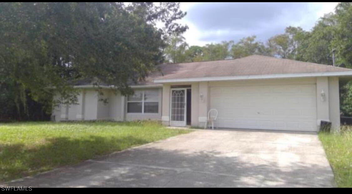 903 Agnes Ave in Lehigh Acres, FL - Building Photo