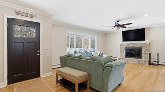 3 Robins Nest Ln in Hampton Bays, NY - Building Photo