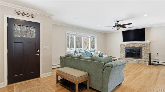 property at 3 Robins Nest Ln