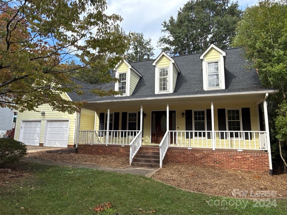 6825 Charette Ct in Charlotte, NC - Foto de edificio