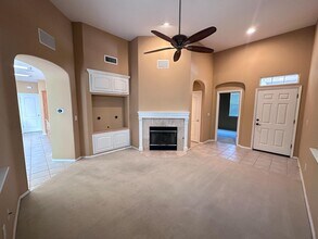 92 W Barcelona Ln in Clovis, CA - Foto de edificio - Building Photo