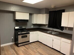 1255 Sierra St in Kingsburg, CA - Foto de edificio - Building Photo