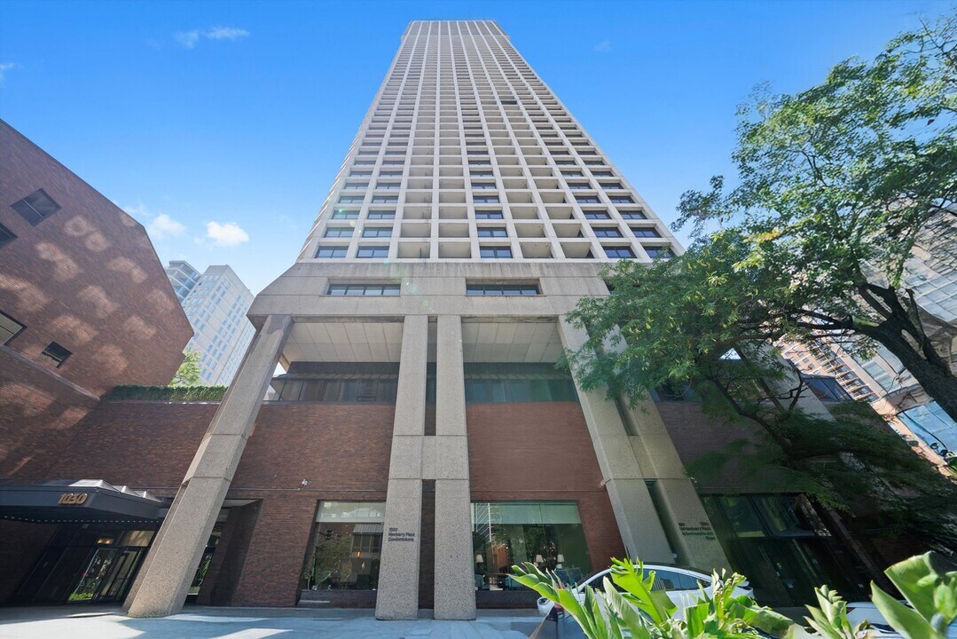 1030 N State St in Chicago, IL - Building Photo