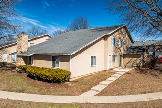 Deeswood Village Apartments in Springfield, MO - Foto de edificio - Primary Photo