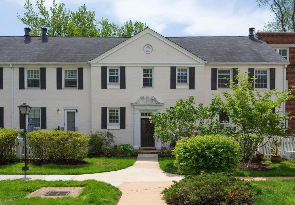 2908 13th Rd S, Unit 202 in Arlington, VA - Building Photo