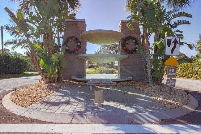 10280 Imperial Point Dr W in Largo, FL - Building Photo - Building Photo