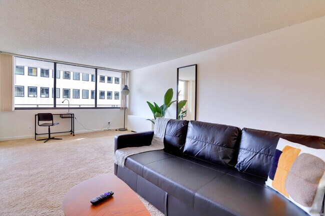 320 23rd St S in Arlington, VA - Foto de edificio - Building Photo
