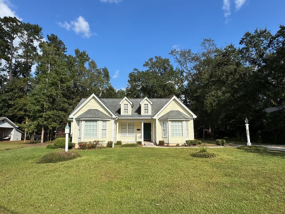 1106 Lakeside Dr in Conway, SC - Building Photo