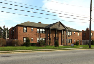 2051-2059 Warrensville Center Rd in Cleveland, OH - Building Photo - Building Photo