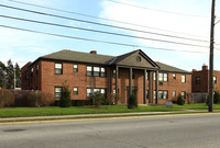 2051-2059 Warrensville Center Rd in Cleveland, OH - Foto de edificio - Building Photo