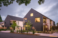 5832 SE Division St in Portland, OR - Foto de edificio - Building Photo