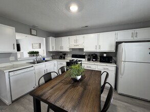 205 Pinegrove Ct in Jacksonville, NC - Building Photo - Building Photo