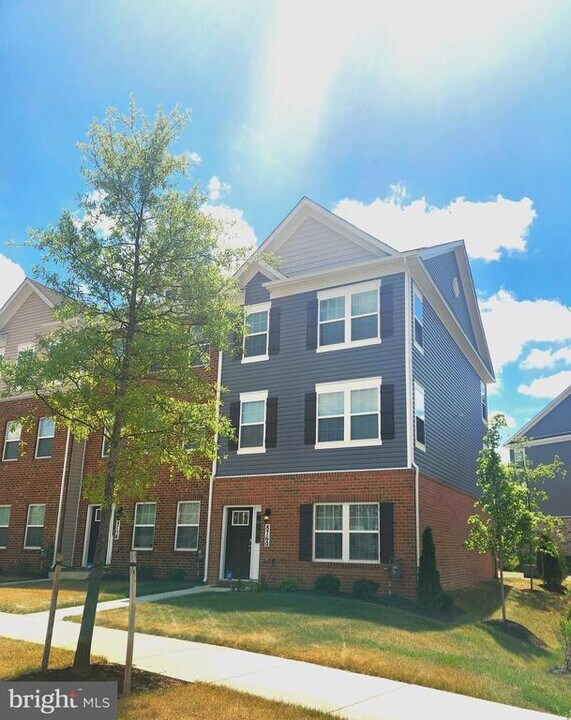 8760 Mimosa Ave in Clinton, MD - Foto de edificio