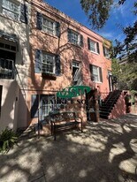 216 E Jones St in Savannah, GA - Building Photo