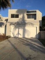 859-861 Mola Vista Way in Solana Beach, CA - Building Photo