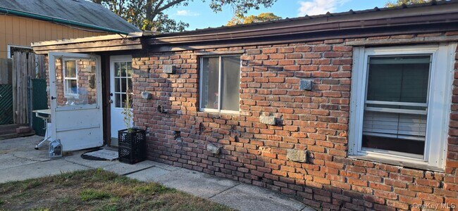 35 Cedarhurst Ave in Selden, NY - Building Photo - Building Photo