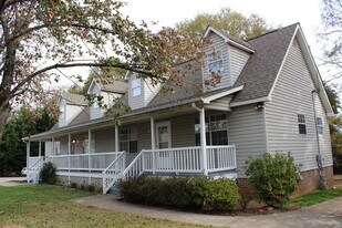 800 Mountain View Ct in Greer, SC - Building Photo