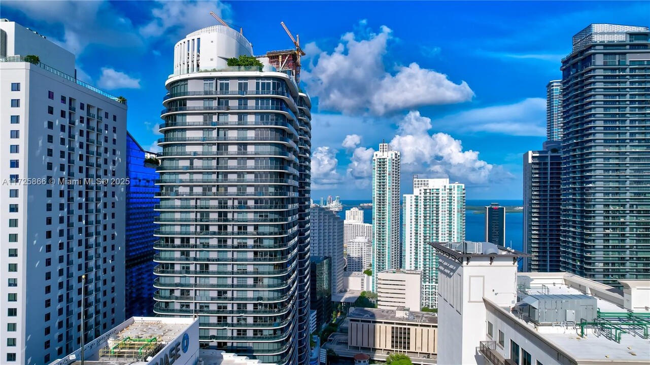 55 SW 9th St in Miami, FL - Building Photo