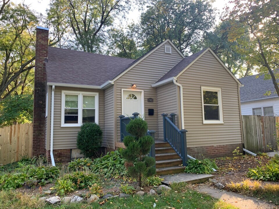 2902 Wood Street in Ames, IA - Foto de edificio